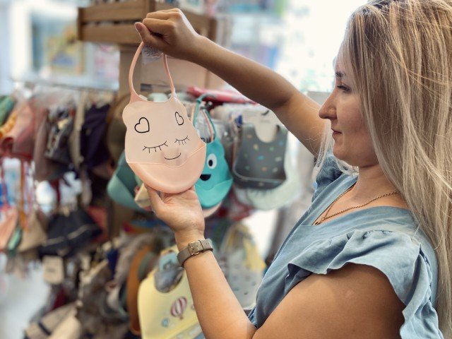 Frau stöbert in Second-Hand-Kleidung bei FLOMIO