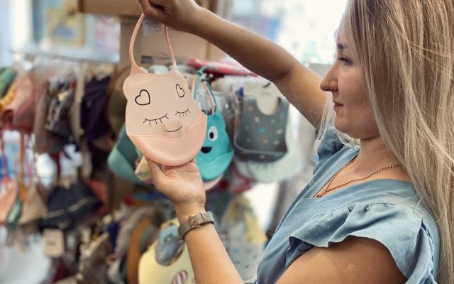 Frau stöbert in Second-Hand-Kleidung bei FLOMIO