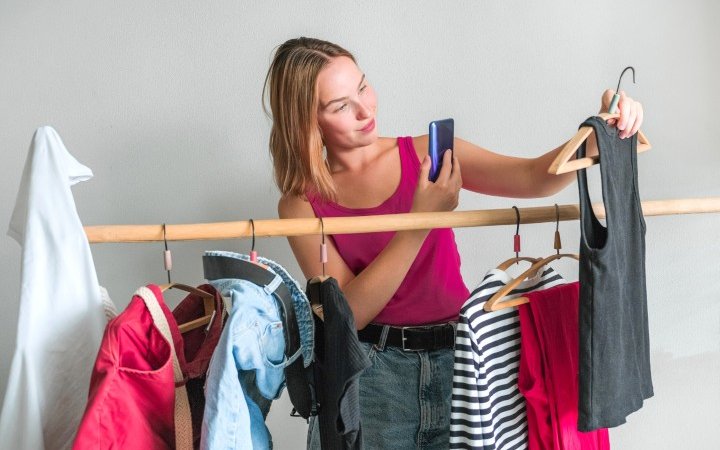 Second-Hand-Kleidung wird zum Verkauf vorbereitet