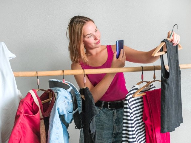 Second-Hand-Kleidung wird zum Verkauf vorbereitet