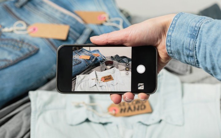 Person fotografiert einen Artikel für den Verkauf