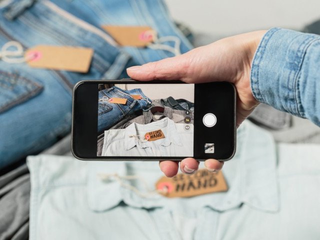 Person fotografiert einen Artikel für den Verkauf